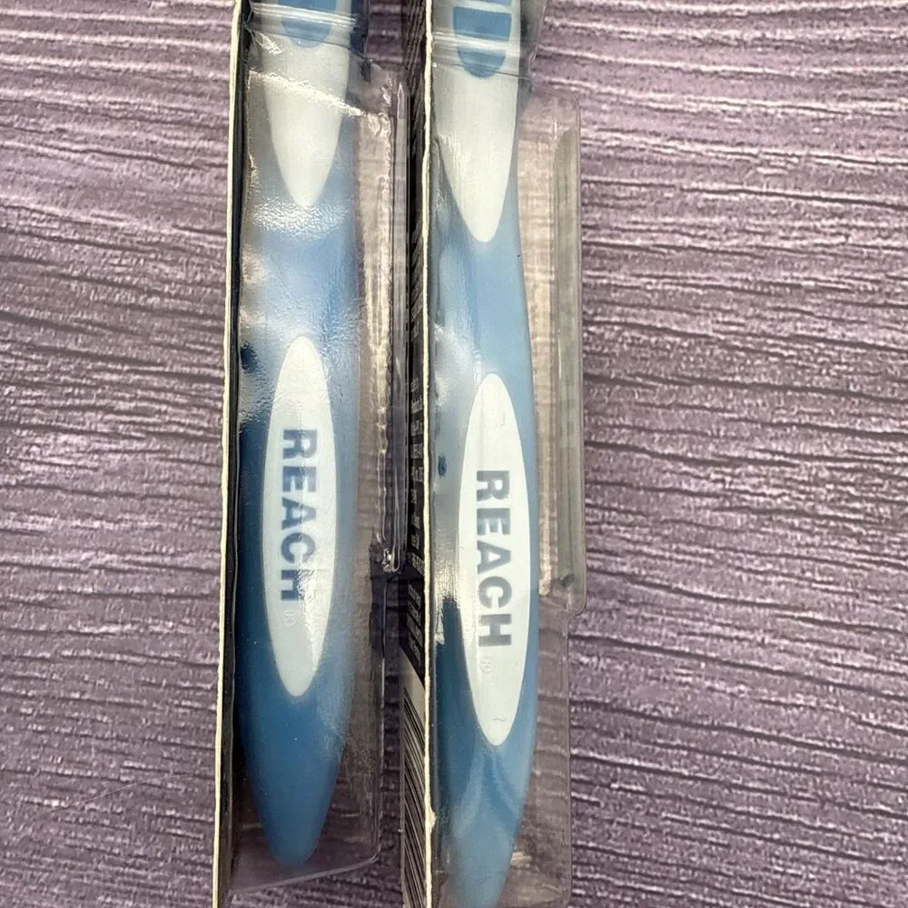 2 REACH Clean & Whiten Toothbrush MEDIUM Full Head 71 Tongue Stain Removing Pad